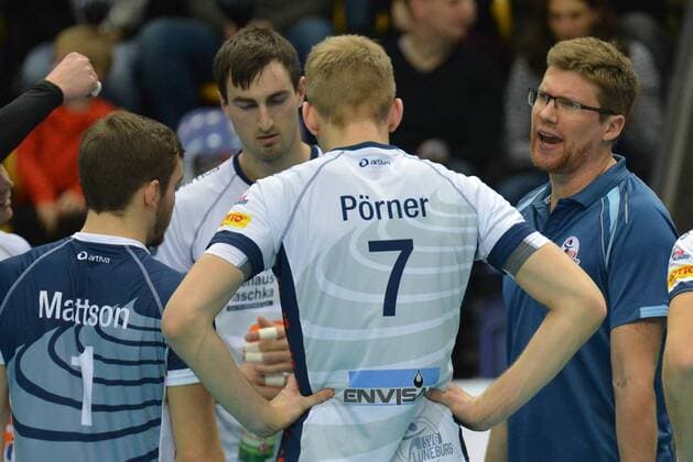 07.02.2016, xtkx, Volleyball 1.Bundesliga, United Volleys Frankfurt - SVG Lüneburg, emspor v.l. Erik Jojn Mattson (Lueneburg) , Jannik Poerner (Lueneburg) , Trainer Stefan Huebner (Lueneburg) ,