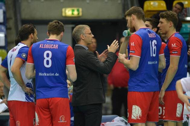 07.02.2016, xtkx, Volleyball 1.Bundesliga, United Volleys Frankfurt - SVG Lüneburg, emspor v.l. Florian Ringseis (United Volleys) , Jan Kobucar (United Volleys) , Trainer Michael Warm (United Volleys) , Christian Duennes (United Volleys) , Lukas Bauer (United Volleys),