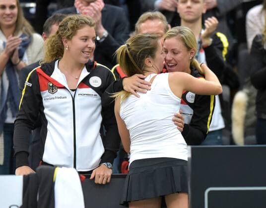 Leipzig Annika Beck (GER) gewinnt ihr Einzel und umarmt Angelique Kerber (GER), links: Anna-Lena Friedsam (GER) beim Fed Cup Erste Runde, 4. Spiel - Annika Beck (GER) vs Timea Bacsinszky (SUI), 07.02.2016 , Copyright: Modla Eibner-Pressefoto ep_cma