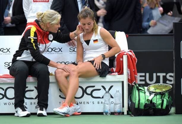 Leipzig Annika Beck (GER) gewinnt ihr Einzel und sitzt danach mit Fed-Cup GER Teamchefin Barbara Rittner auf der Bank beim Fed Cup Erste Runde, 4. Spiel - Annika Beck (GER) vs Timea Bacsinszky (SUI), 07.02.2016 , Copyright: Modla Eibner-Pressefoto ep_cma
