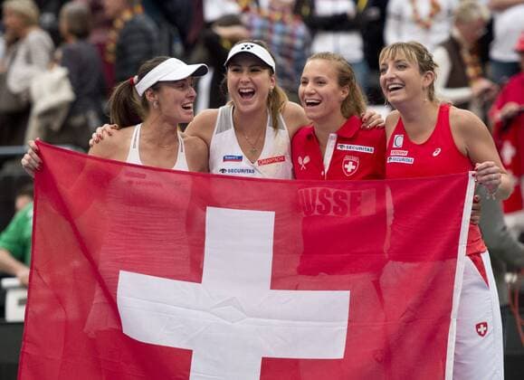 Freude des schweizer FedCup Teams ueber den 3-2 Sieg: - vl: Martina HINGIS, Belinda BENCIC, Viktorija GOLUBIC und Timea BACSINSZKY (SUI) Tennis Fed Cup 2016, Deutschland - Schweiz in Leipzig, Deutschland am 07.02.2016,