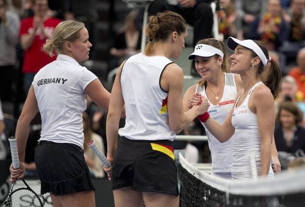 Shake Hand zwischen den Doppelspielerinnen - vl: Anna-Lena GROENEFELD und Andrea PETKOVIC (vl GER) gratulieren den Siegerinnen Belinda BENCIC und Martina HINGIS (vl SUI) Tennis Fed Cup 2016, Deutschland - Schweiz in Leipzig, Deutschland am 07.02.2016,