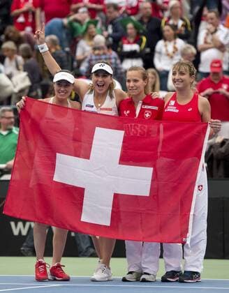 Themen der Woche - Sport Bilder des Tages - SPORT Freude des schweizer FedCup Teams ueber den 3-2 Sieg: - vl: Martina HINGIS, Belinda BENCIC, Viktorija GOLUBIC und Timea BACSINSZKY (SUI) Tennis Fed Cup 2016, Deutschland - Schweiz in Leipzig, Deutschland am 07.02.2016,