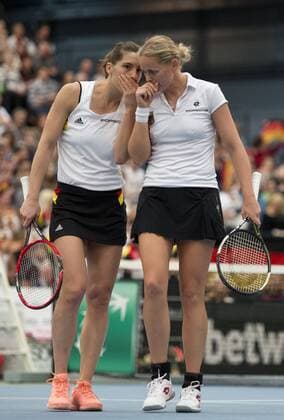 Andrea PETKOVIC spricht zu Doppelpartnerin Anna-Lena GROENEFELD (vl beideGER) Tennis Fed Cup 2016, Deutschland - Schweiz in Leipzig, Deutschland am 07.02.2016,