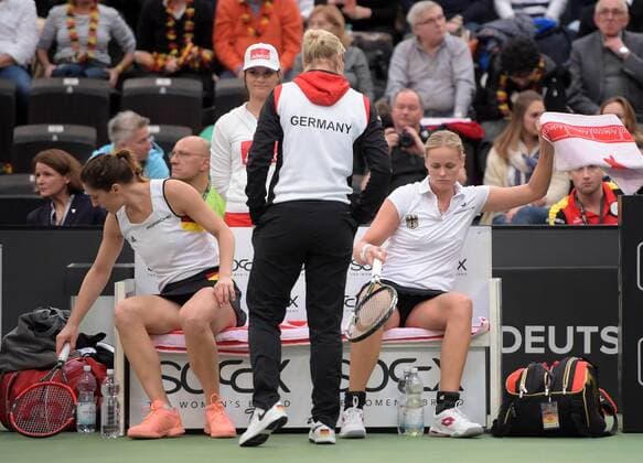 Leipzig Andrea Petkovic (GER), Anna-Lena Groenefeld Groenefeld (GER) und Fed-Cup GER Teamchefin Barbara Rittner beim Fed Cup Erste Runde, 5. Spiel - Doppel - Andrea Petkovic (GER) und Anna-Lena Groenefeld Groenefeld (GER) vs Belinda Bencic (SUI) und Martina Hingis (SUI), 07.02.2016 , Copyright: Modla Eibner-Pressefoto ep_cma