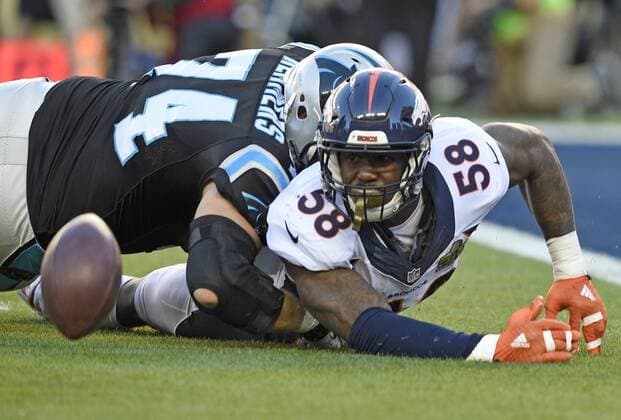 Themen der Woche - Sport Denver Broncos linebacker Von Miller (58) watches fumbled ball from Carolina Panthers quarterback Cam Newton during the first quarter at Super Bowl 50 at Levi s Stadium in Santa Clara, California on February 7, 2016. Von Miller sacked Newton for an 11-yard loss and a fumble recovered by the Broncos for a touchdown on the play.  SBP20160207428 BRIANxKERSEY