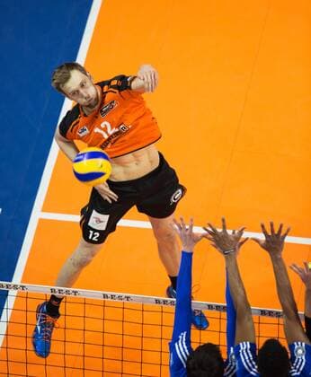 Berlin, Deutschland, 07.02.2016: Volleyball Bundesliga Saison 2015 2016 - Berlin Recycling Volleys - VfB Friedrichshafen. Paul Carroll (BR Volleys 12) gegen den Block aus Baptiste Geiler (VfB Friedrichshafen 14) und Luis Joventino (VfB Friedrichshafen 4)