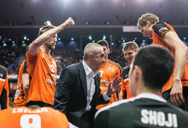 Berlin, Deutschland, 07.02.2016: Volleyball Bundesliga Saison 2015 2016 - Berlin Recycling Volleys - VfB Friedrichshafen. Trainer Roberto Serniotti (BR Volleys) bei einer Auszeit