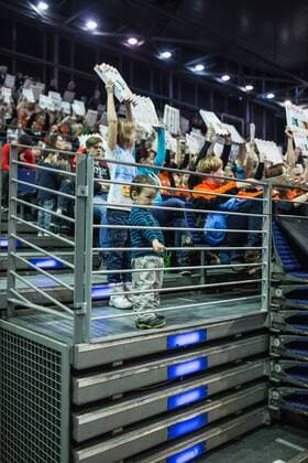 Berlin, Deutschland, 07.02.2016: Volleyball Bundesliga Saison 2015 2016 - Berlin Recycling Volleys - VfB Friedrichshafen. Ein Kind beobachtet das Spielfeld, während die anderen Zuschauer eine La-o-La formen.