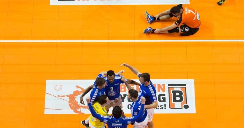 Berlin, Deutschland, 07.02.2016: Volleyball Bundesliga Saison 2015 2016 - Berlin Recycling Volleys - VfB Friedrichshafen. Jubel Friedrichshafen unten, oben Frust Nicolas Le Goff (BR Volleys 7)