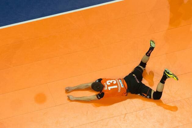 Berlin, Deutschland, 07.02.2016: Volleyball Bundesliga Saison 2015 2016 - Berlin Recycling Volleys - VfB Friedrichshafen. Ruben Schott (BR Volleys 13) liegt am Boden
