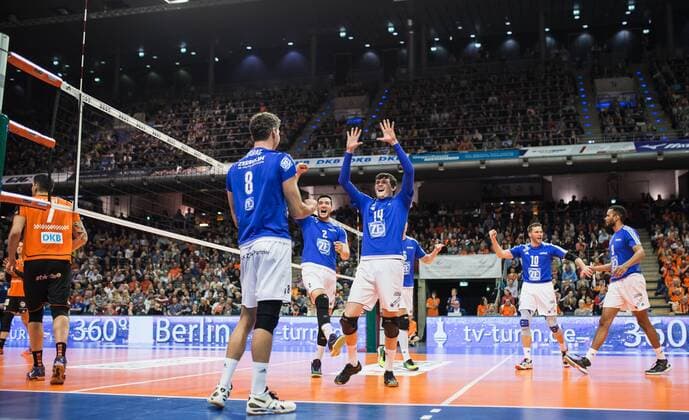 Berlin, Deutschland, 07.02.2016: Volleyball Bundesliga Saison 2015 2016 - Berlin Recycling Volleys - VfB Friedrichshafen. Jubel Friedrichshafen v.li. Björn Bjoern Andrae (VfB Friedrichshafen 8), Maximiliano Gauna (VfB Friedrichshafen 2), Baptiste Geiler (VfB Friedrichshafen 14), Michal Finger (VfB Friedrichshafen 6), Simon Tischer (VfB Friedrichshafen 10), Marc-Anthony Honore (VfB Friedrichshafen 9)