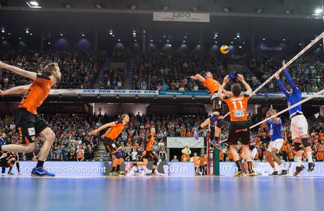 Berlin, Deutschland, 07.02.2016: Volleyball Bundesliga Saison 2015 2016 - Berlin Recycling Volleys - VfB Friedrichshafen. Übersicht, Uebersicht, Totale Max-Schmeling-Halle. Spielszene v.li. Paul Carroll (BR Volleys 12), Robert Kromm (BR Volleys 3), Paul Lotman (BR Volleys 9), Felix Fischer (BR Volleys 6), Tsimafei Zhukouski (BR Volleys 11)