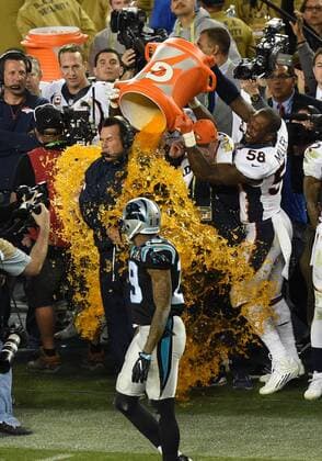 February 7, 2016: Head Coach Gary Kubiak of the Denver Broncos is give the Gatorade bath by OLB Von Miller (58) and other Broncos late in the second half of the Denver Broncos 24-10 victory over the Carolina Panthers in Super Bowl 50 at Levi s Stadium in Santa Clara, California. (Photo by Chris Williams Icon Sportswire) NFL American Football Herren USA FEB 07 Super Bowl 50 - Broncos v Panthers Icon007160207011350 EDITORIAL USE ONLY