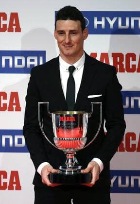 Athletic Bilbao s striker Aritz Aduriz with the Zarra Award -for the best national striker- poses during the Marca Sports Journal Award Ceremony held in Madrid, Spain on 08 February 2016. MARCA SPORTS JOURNAL AWARD CEREMONY !ACHTUNG: NUR REDAKTIONELLE NUTZUNG!  20160208-635905476588537110