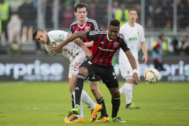 Raul BOBADILLA ( 25, A) im Zweikampf mit ROGER (De Oliveira Bernardo) ( 8, IN). Fussball Bundesliga, FC Ingolstadt (IN) - FC Augsburg (A) 2:1, 20.Spieltag, Saison 2015 2016, am 06.02.2016 in Ingolstadt A U D I S P O R T P A R K Deutschland. Â