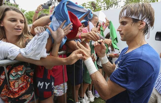 Spanish tennis player David Ferrer signs autographs after a closed training session at the Open ATP Tennis Herren in Buenos Aires, Argentina, 08 February 2016. The 44th edition of the Argentinian competition started today counting with three of the best tennis players worldwide. EFE David Fernandez ARGENTINA OPEN ATP DAVID FERRER !ACHTUNG: NUR REDAKTIONELLE NUTZUNG!  BS03 20160208-635905658964203921