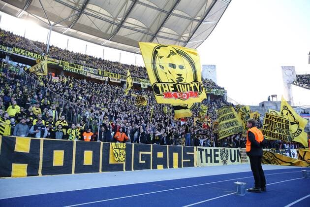 Samstag 06.02.2016, Saison 2015 2016, 1. Bundesliga, 20. Spieltag im Berliner Olympiastadion, BVB 09 Borussia Dortmund Fans, Die BVB-Fans unterstützen ihr Team im Gästeblock Hooligans Zaunfahne der Ultragruppe Riot 0231