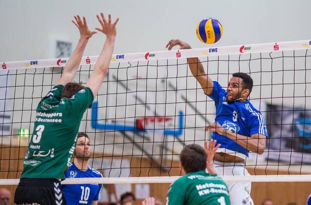Berlin, Deutschland, 09.02.2016: Volleyball Bundesliga Saison 2015 2016 - Netzhoppers KW-Bestensee - VfB Friedrichshafen. Marc-Anthony Honore (VfB Friedrichshafen 9) gegen den Block aus Florian Hecht (Netzhoppers 3)