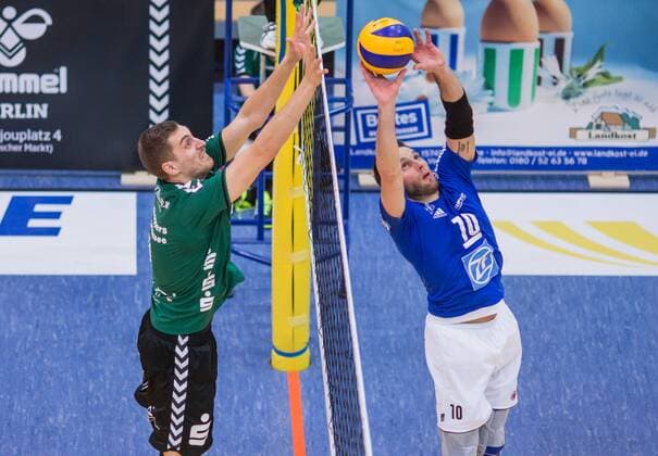 Berlin, Deutschland, 09.02.2016: Volleyball Bundesliga Saison 2015 2016 - Netzhoppers KW-Bestensee - VfB Friedrichshafen. Simon Tischer (VfB Friedrichshafen 10) gegen den Block aus Sebastian Krause (Netzhoppers 9)