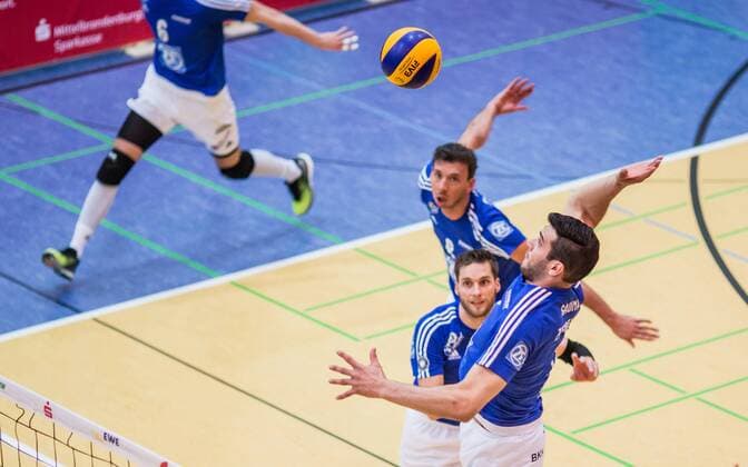 Berlin, Deutschland, 09.02.2016: Volleyball Bundesliga Saison 2015 2016 - Netzhoppers KW-Bestensee - VfB Friedrichshafen. Maximiliano Gauna (VfB Friedrichshafen 2) holt zum Schmetterschlag aus