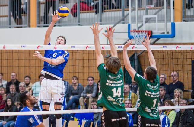 Berlin, Deutschland, 09.02.2016: Volleyball Bundesliga Saison 2015 2016 - Netzhoppers KW-Bestensee - VfB Friedrichshafen. Michal Finger (VfB Friedrichshafen 6) gegen den Block aus Paul Sprung (Netzhoppers 14), Matthias Penk (Netzhoppers 1)