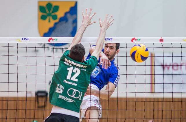 Berlin, Deutschland, 09.02.2016: Volleyball Bundesliga Saison 2015 2016 - Netzhoppers KW-Bestensee - VfB Friedrichshafen. Maximiliano Gauna (VfB Friedrichshafen 2) gegen den Block aus Daniel Heinecke (Netzhoppers 12)