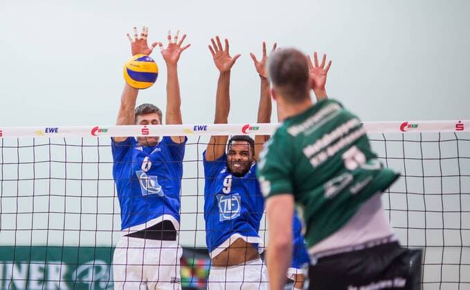 Berlin, Deutschland, 09.02.2016: Volleyball Bundesliga Saison 2015 2016 - Netzhoppers KW-Bestensee - VfB Friedrichshafen. Sebastian Krause (Netzhoppers 9) gegen den Block aus v.li. Michal Finger (VfB Friedrichshafen 6), Marc-Anthony Honore (VfB Friedrichshafen 9) und Björn Bjoern Andrae (VfB Friedrichshafen 8)