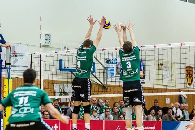 Block von Sebastian Krause (Netzhoppers 9) und Florian Hecht (Netzhoppers 3) GER, Berlin, Volleyball, 1. Bundesliga, Spieltag, DVL, Saison 2015 2016, 09.02.2016, Landkost-Arena, Netzhoppers Königs Wusterhausen Bestensee - VfB Friedrichshafen