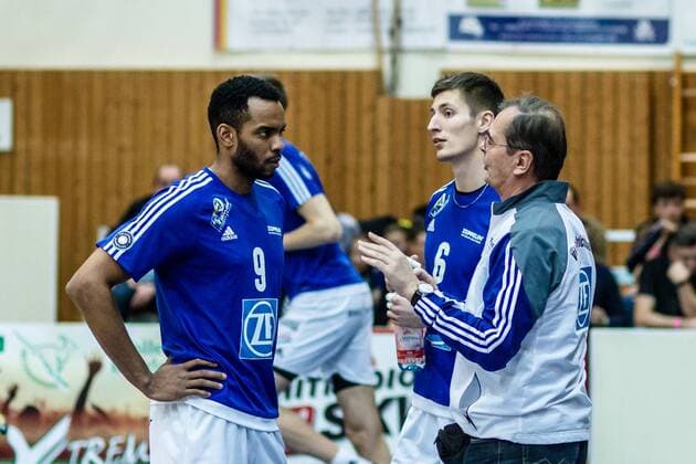 Gäste-Trainer Steilen Moculescu (VfB Trainer) im Gespräch mit Marc Anthony Honore (VfB 9) GER, Berlin, Volleyball, 1. Bundesliga, Spieltag, DVL, Saison 2015 2016, 09.02.2016, Landkost-Arena, Netzhoppers Königs Wusterhausen Bestensee - VfB Friedrichshafen