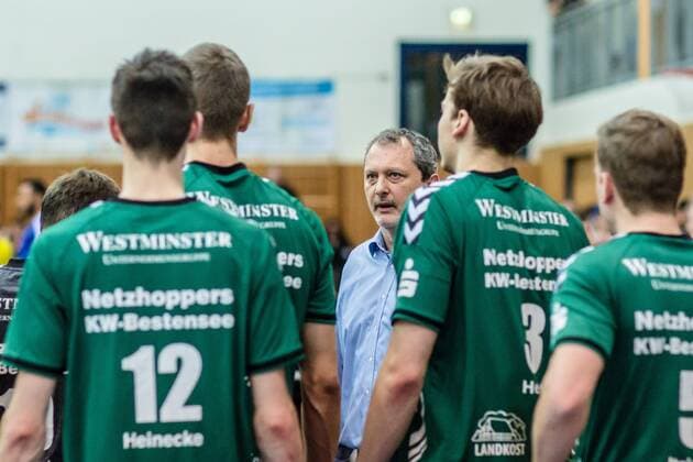 Heim-Trainer Mirko Culic (Netzhoppers Trainer) spornt seine Spieler an Daniel Heinecke (Netzhoppers 12), Sebastian Krause (Netzhoppers 9), Florian Hecht (Netzhoppers 3) und Peter Itzigehl (Netzhoppers 5) GER, Berlin, Volleyball, 1. Bundesliga, Spieltag, DVL, Saison 2015 2016, 09.02.2016, Landkost-Arena, Netzhoppers Königs Wusterhausen Bestensee - VfB Friedrichshafen