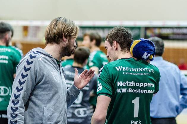 Normalerweise erster Zuspieler Manuel Rieke (Netzhoppers 13) spricht mit seinem Ersatz Matthias Penk (Netzhoppers 1) GER, Berlin, Volleyball, 1. Bundesliga, Spieltag, DVL, Saison 2015 2016, 09.02.2016, Landkost-Arena, Netzhoppers Königs Wusterhausen Bestensee - VfB Friedrichshafen