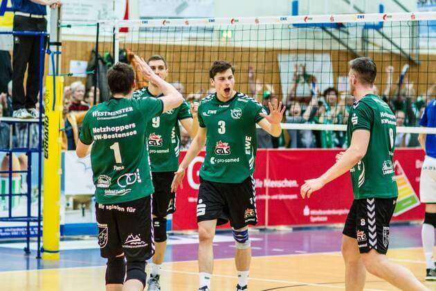 Jubel bei Florian Hecht (Netzhoppers 3), als Mittelblocker im ersten Satz, mit Matthias Penk (Netzhoppers 1), Sebastian Krause (Netzhoppers 9) und Matthias Böhme Boehme (Netzhoppers 8) GER, Berlin, Volleyball, 1. Bundesliga, Spieltag, DVL, Saison 2015 2016, 09.02.2016, Landkost-Arena, Netzhoppers Königs Wusterhausen Bestensee - VfB Friedrichshafen