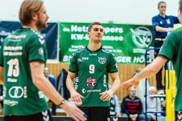 kleine Enttäuschung nach dem knapp Satzverlust bei Sebastian Krause (Netzhoppers 9), Manuel Rieke (Netzhoppers 13) GER, Berlin, Volleyball, 1. Bundesliga, Spieltag, DVL, Saison 2015 2016, 09.02.2016, Landkost-Arena, Netzhoppers Königs Wusterhausen Bestensee - VfB Friedrichshafen