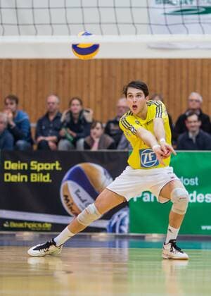 Berlin, Deutschland, 09.02.2016: Volleyball Bundesliga Saison 2015 2016 - Netzhoppers KW-Bestensee - VfB Friedrichshafen. Luke Perry (VfB Friedrichshafen 11)