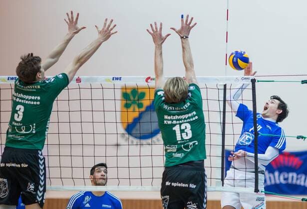 Berlin, Deutschland, 09.02.2016: Volleyball Bundesliga Saison 2015 2016 - Netzhoppers KW-Bestensee - VfB Friedrichshafen. Baptiste Geiler (VfB Friedrichshafen 14) gegen den Block aus Florian Hecht (Netzhoppers 3) und Manuel Rieke (Netzhoppers 13)