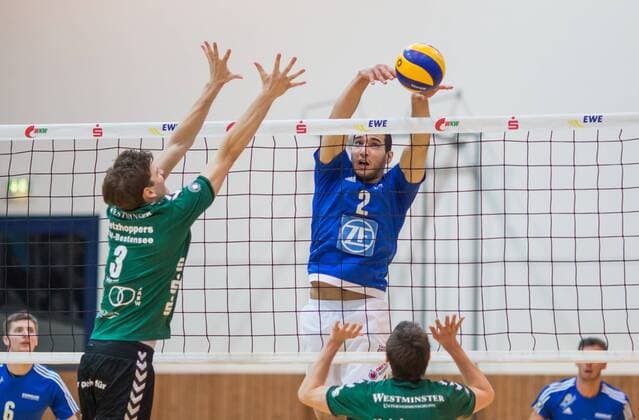 Berlin, Deutschland, 09.02.2016: Volleyball Bundesliga Saison 2015 2016 - Netzhoppers KW-Bestensee - VfB Friedrichshafen. Maximiliano Gauna (VfB Friedrichshafen 2) gegen den Block aus Florian Hecht (Netzhoppers 3)