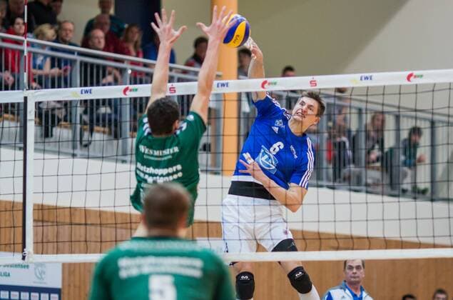 Berlin, Deutschland, 09.02.2016: Volleyball Bundesliga Saison 2015 2016 - Netzhoppers KW-Bestensee - VfB Friedrichshafen. Michal Finger (VfB Friedrichshafen 6) gegen den Block aus Theo Timmermann (Netzhoppers 11)