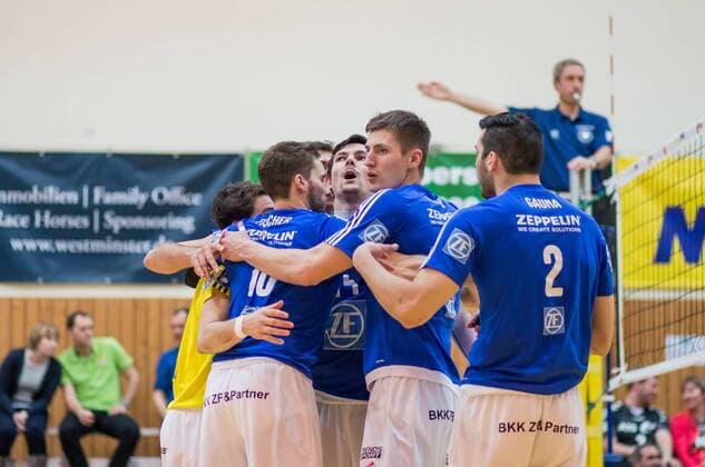 Berlin, Deutschland, 09.02.2016: Volleyball Bundesliga Saison 2015 2016 - Netzhoppers KW-Bestensee - VfB Friedrichshafen. Jubel Friedrichshafen v.li. Luke Perry (VfB Friedrichshafen 11), Simon Tischer (VfB Friedrichshafen 10), Baptiste Geiler (VfB Friedrichshafen 14), Michal Finger (VfB Friedrichshafen 6), Maximiliano Gauna (VfB Friedrichshafen 2)