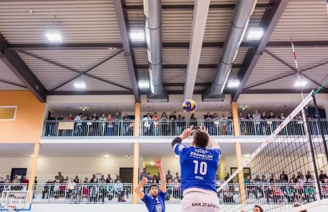 Berlin, Deutschland, 09.02.2016: Volleyball Bundesliga Saison 2015 2016 - Netzhoppers KW-Bestensee - VfB Friedrichshafen. Simon Tischer (VfB Friedrichshafen 10) spielt zu Maximiliano Gauna (VfB Friedrichshafen 2) in der Landkost-Arena