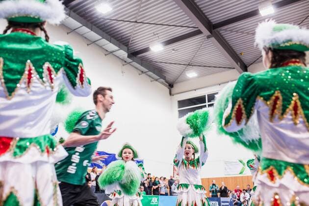 Berlin, Deutschland, 09.02.2016: Volleyball Bundesliga Saison 2015 2016 - Netzhoppers KW-Bestensee - VfB Friedrichshafen. Cheerleader, Sebastian Krause (Netzhoppers 9), Einlauf der Mannschaften
