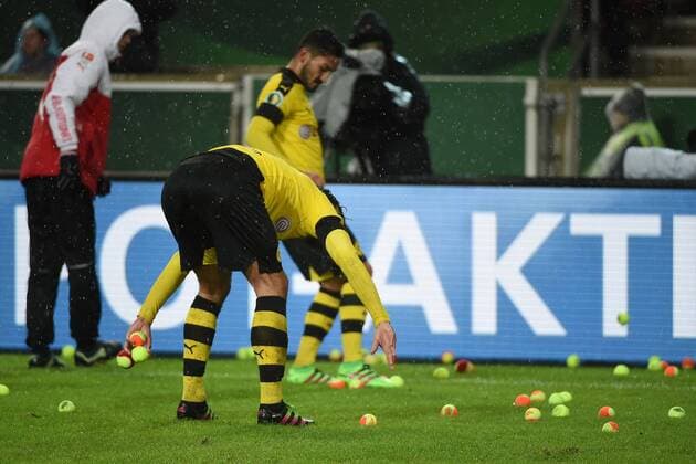 Bilder des Tages - SPORT 09.02.2016, xjhx, Fussball DFB-Pokal, VfB Stuttgart - Borussia Dortmund, emspor v.l. Mats Hummels (Borussia Dortmund), Ilkay Guendogan (Borussia Dortmund) sammeln tennisbälle auf
