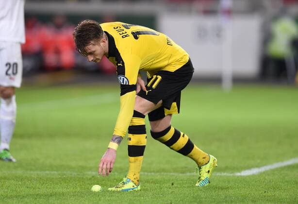FUSSBALL DFB POKAL VIERTELFINALE SAISON 2015 2016 VfB Stuttgart - Borussia Dortmund 09.02.2016 Marco Reus (Borussia Dortmund) befreit den Platz von Tennisbaellen, welche die BVB Fans zuvor auf den Platz geworfen haben 