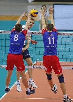 Volleyball - 1. Bundesliga - 07.02.2016, UNITED VOLLEYS RHEINMAIN vs. LVG LÜNEBURG, JANNICK PÖRNER (LVG), JAN KLOBUCAR, TOBIAS KRICK (UNITED), -