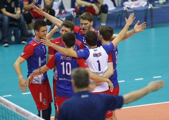 Volleyball - 1. Bundesliga - 07.02.2016, UNITED VOLLEYS RHEINMAIN vs. LVG LÜNEBURG, JUBEL BEI DEN VOLLEYS NACH EINEM ERFOLGREICHEN BLOCK UND PUNKT DURCH LUKAS BAUER, -