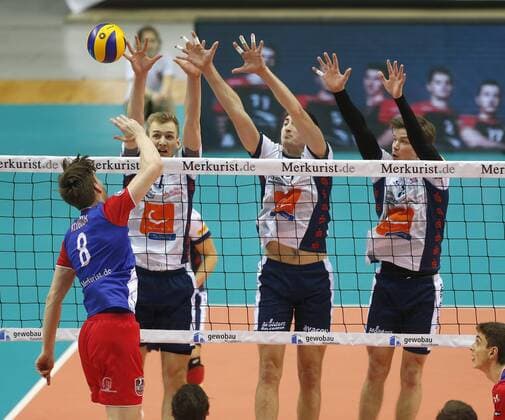 Volleyball - 1. Bundesliga - 07.02.2016, UNITED VOLLEYS RHEINMAIN vs. LVG LÜNEBURG, JAN KLOBUCAR (UNITED), JANNIK PÖRNER, MICHEL SCHLIEN, NICKOLAS DEL BIANCO (LVG), -