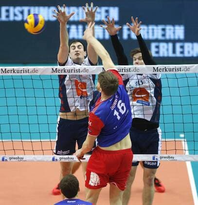 Volleyball - 1. Bundesliga - 07.02.2016, UNITED VOLLEYS RHEINMAIN vs. LVG LÜNEBURG, MICHEL SCHLIEN, NICKOLAS DEL BIANCO (LVG), CHRISTIAN DÜNNES (UNITED), -
