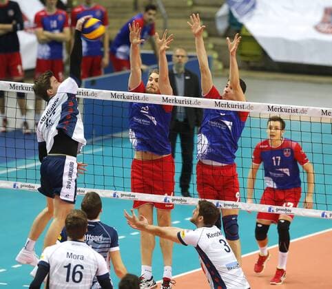 Volleyball - 1. Bundesliga - 07.02.2016, UNITED VOLLEYS RHEINMAIN vs. LVG LÜNEBURG, Nickolas Del Bianco (LVG), Christian Dünnes, Georg Escher (United), -