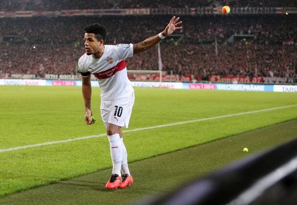 Fußball, DFB Pokal, Fans werfen Tennisbälle auf das Spielfeld, VfB Stuttgart - Borussia Dortmund 09.02.2016, Stuttgart, Fußball DFB Pokal Viertelfinale Saison 2015 2016 VfB Stuttgart vs. Borussia Dortmund: Daniel Didavi (VfB) hilft beim Einsammeln der Tennisbälle, die Dortmunder Fans auf das Spielfeld geworfen haben