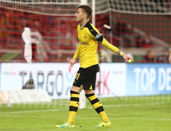 Dienstag 09.02.2016, Saison 2015 2016, DFB-Pokal, Viertelfinale in der Stuttgarter Mercedes-Benz Arena, VfB Stuttgart - BVB Borussia Dortmund, Marco Reus (BVB) wirft einen Tennisball vom Spielfeld